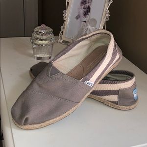 Toms classic canvas tan huaraches.